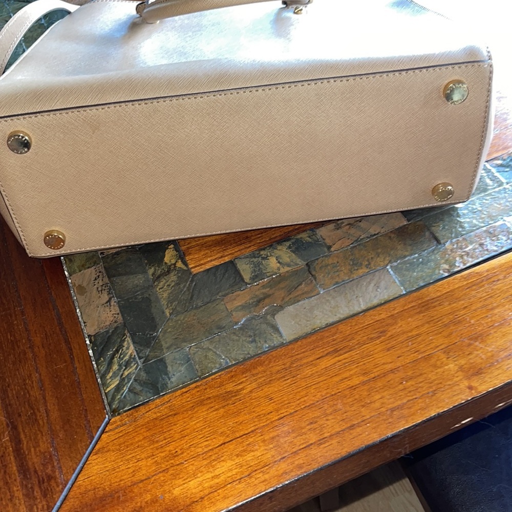 Gorgeous Michael Kors Sutton LG satchel purse perfect - Picture 4 of 11